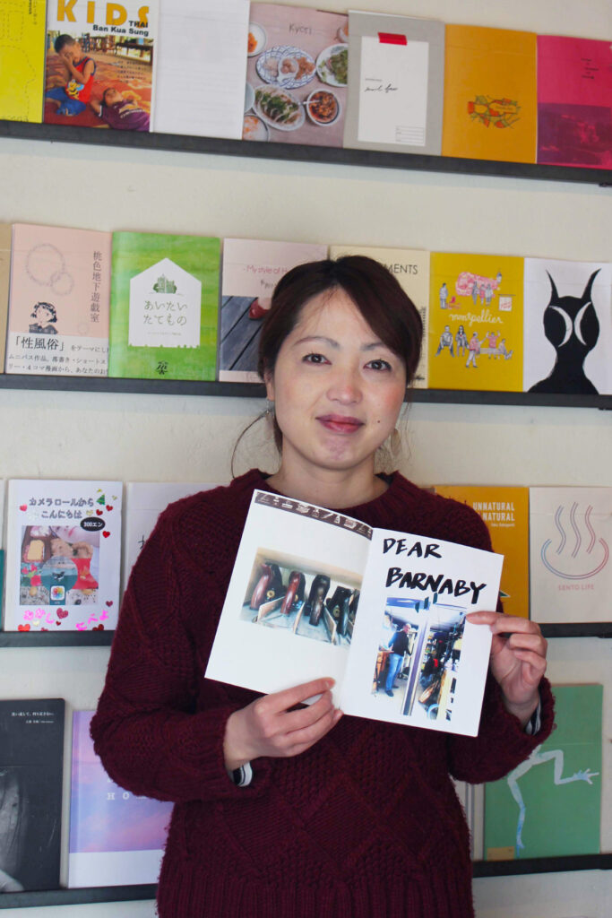Yukari Ohtsu hält eine Zeitschrift in der Hand
